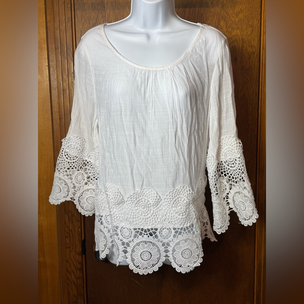 Unique Spectrum White Crochet Accent Blouse Size - Large‎